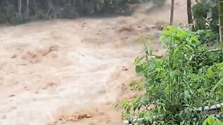 Rio crecido muy mal ????????