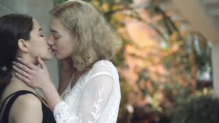 TWO  KISSING  KISSING VIDEO