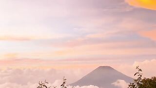 Pendakian gunung di atas awaaan