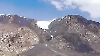 razy_Video__Massive_Avalanche_Strikes_Photographer_While_Camera_Rolls