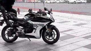 Cats jump in the motorcycle ♥️♥️????????#race #cat#love