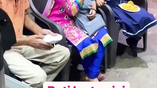 பார்வையற்ற தாய் தந்தையை குழந்தை போல் கவனிக்கும் மகள்