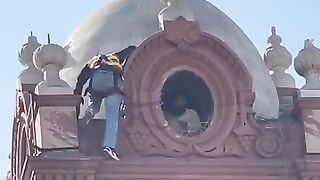 Faisalabad Ghanta ghar tower par rescue1122 k nojawan ne bahadri ke misal qaim kar de