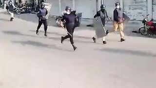 Live scenes of Azad Kashmir sometimes police demonstrations behind them and sometimes protesters behind police