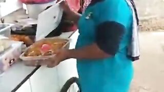 Suara ibuk ini mengalahkan speaker