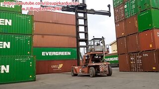 Bongkar petikemas evergreen