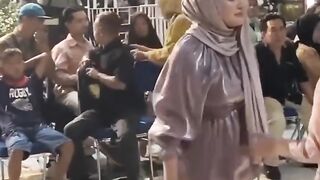 Ibu cantik lagi bergoyang