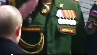 ДВАМА  ВИСШИ РУСКИ ВОЕННИ ОТКАЗАХА ДА КОЗИРУВАТ НА ПУТИН НА ПАРАДА НА 9 МАЙ