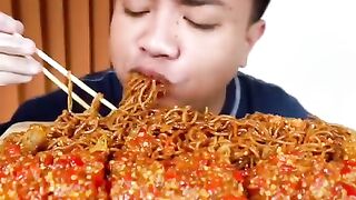 Makan indomie dan Ayam pedas