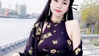 我在江边体验中国传统服饰—旗袍