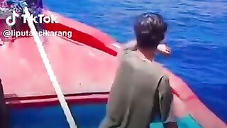 viral nelayan indonesia cegah kapal asing