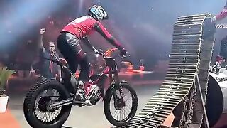 Hugo_Dufrese_dans_la_zone_Buesa_#moto_#motorsport_#trial_#bike_#motorcycle_#xtrial_#trialindoor(480p).