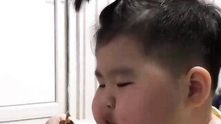ماذا يأكل هدا الفتى