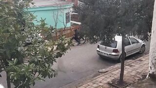 2 brothers beating a thief