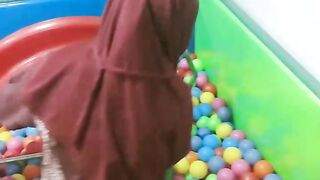 nemenin anak mandi bola