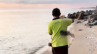 menjaring ikan di sore hari