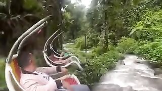 Menikmati pemandangan dengan wahana