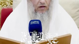 حكم الصلاة في غرف في المطار فيها منكر - عثمان الخميس