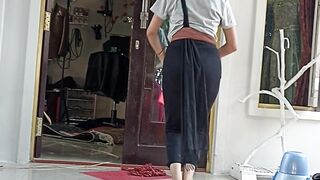 Gadis cantik belajar nari lupa gerakan