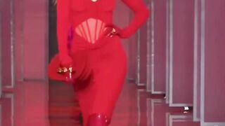 THE CATWALK VS THE HORSEWALK WHICH ONE IS BEST_ #viral #model #runway #bellahadid