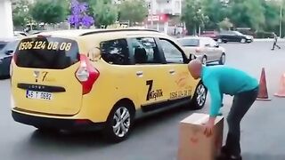 Regardez ce video du taxi