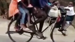 Regardez ce video avec la bicyclette