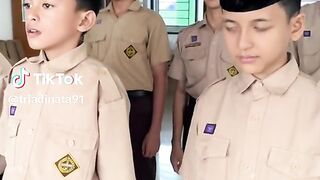 Lantunan sholawat oleh anak madrasah
