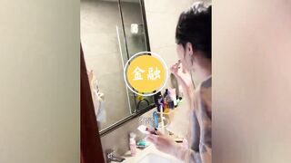 Husband came home to see his wife well-dressed, looking for excuses to delay the counter was one by one prejudgement, called in a straight line