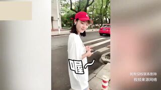 The girl changed her style from a man to a shy woman, but she was ruthlessly teased by her girlfriends: her legs just grew?