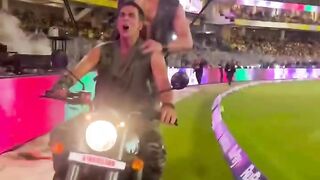 Tiger Shroff and Akshay Kumar are both sitting on a motorcycle and singing the song of India and working to take the country forward.