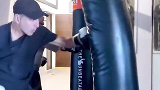Tiger Shroff Akshay Kumar boxing showing how strong he is?