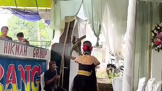 Lagi nari malah lari ????