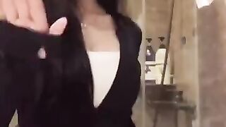 迷人的笑脸吸引视线，慵懒的靠在陌生的肩~你喜欢坏坏的女友刺激的感受吗