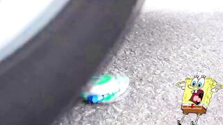 Esmagando coisas crocantes e macias de carro! CARRO EXPERIMENTAL vs M&M