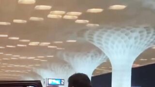 Aishwarya and daughter Aaradhya Bachchan spotted at Airport #aishwaryaraibachchan #short #shorts #trending #viral #bollywood #viralshorts