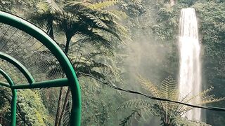 Menikmati pemandangan air terjun yang indah