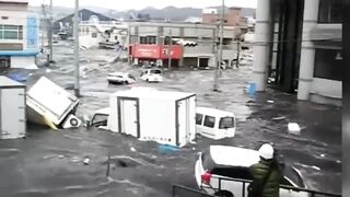 SCARY NATURAL DISASTERS! GIANT WAVES IN HURRICANE & TSUNAMI CRASH SHIPS & CARS