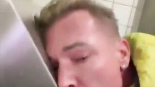 Video FDP Politiker Martin Neumaier Koran Toilet Germany