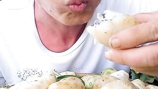 Mukbang Mengkudu