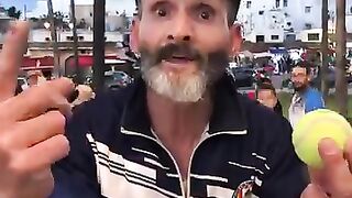 رجل عجوز أدهش الجمهور بهذه الرياضة