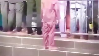‏اتنا خوبصورت سجدہ میں نے نہیں دیکھا بچے کے لیے نماز کی جگہ نہیں تھی ...❤️