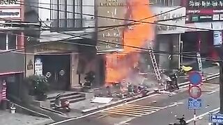 Cháy lớn tại cửa hàng Gas ở Sa Pa, bình gas nổ như đạn pháo