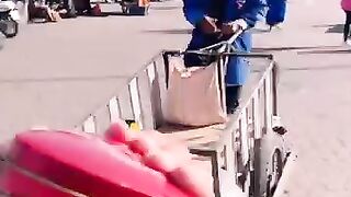 شاب يوزع النقود على البائعين المتجولين