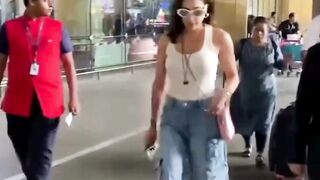 Sara Ali Khan Spotted At Airport #saraalikhan #short #youtubeshort #shorts #trending #viral #shortvideo