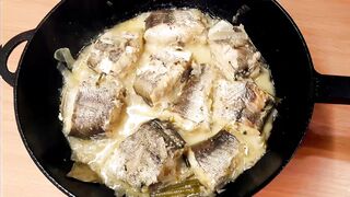 Рыба хек тушеная в сливочно-луковом соусе