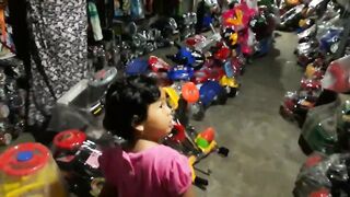 Mainannya banyak sekali, Balita lucu beli mainan anak di toko mainan anak