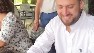Woman dresses up as waitress to surprise mom after 4 years without seeing her ❤️❤️