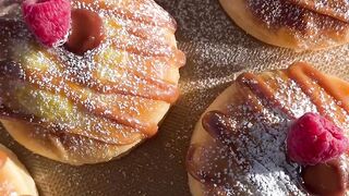 Caramel custard buns