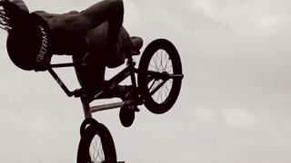 mira cómo este hombre realiza increíbles acrobacias usando una bicicleta