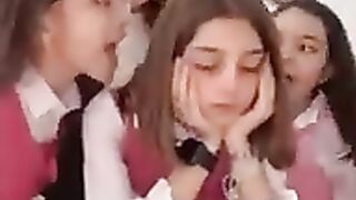 مالك يا صاحبي احكيلي __ --